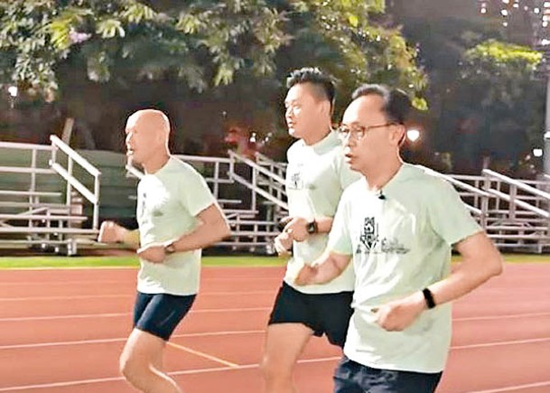 聶德權（右）跟教練同學員練跑，有部分學員亦會跑渣馬。
