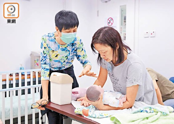 不少家庭會聘請陪月員照顧產婦及嬰兒。