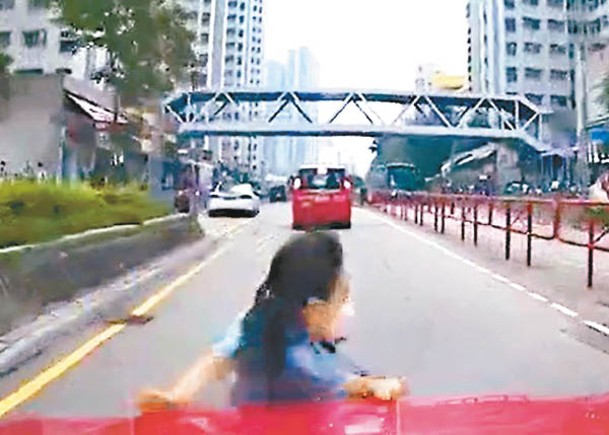 女童衝出馬路  遭的士撞飛