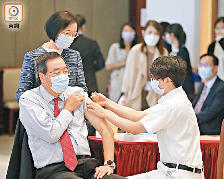 梁君彥（左）接種疫苗。