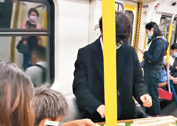 多人在港鐵列車上「竹戰」。