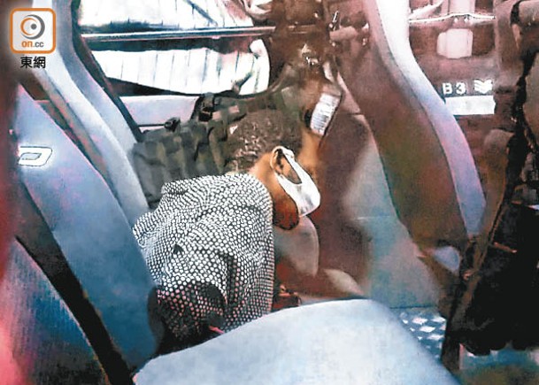 被捕肯尼亞假難民在警車上。（楊日權攝）