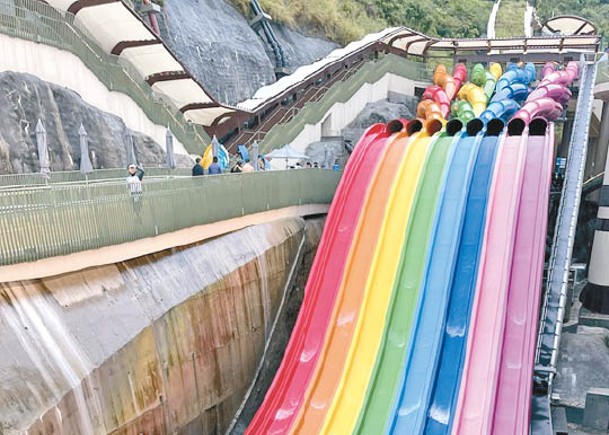 泳衣撕破手肘流血  職員置之不理  玩畢海洋公園八彩天梯  市民擦傷