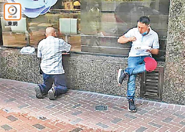 市民在快餐店外跪地吃飯一幕令人心酸。