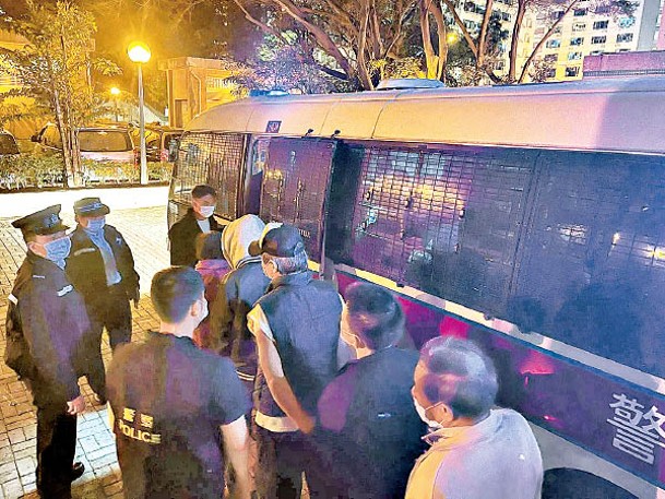 荃灣：涉案人士登上警車。