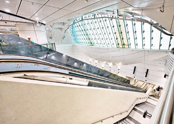 港鐵今日將開放金鐘站未來東鐵綫月台層的新扶手電梯，乘客可看到車站的透光與天窗設計。