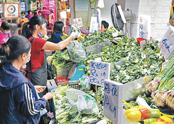 市民到街市選購蔬菜亦揀唔落手。