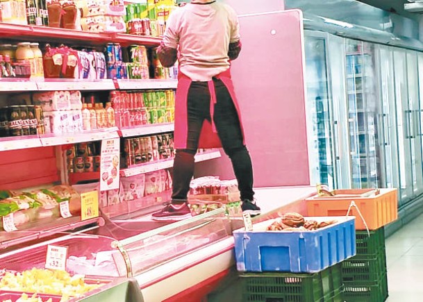 凍肉連鎖店再有兩間分店被拍攝到有店員用鞋踩在凍肉櫃整理貨物。