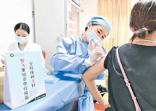 廣東省啟動新冠疫苗加強針接種工作。（中新社圖片）