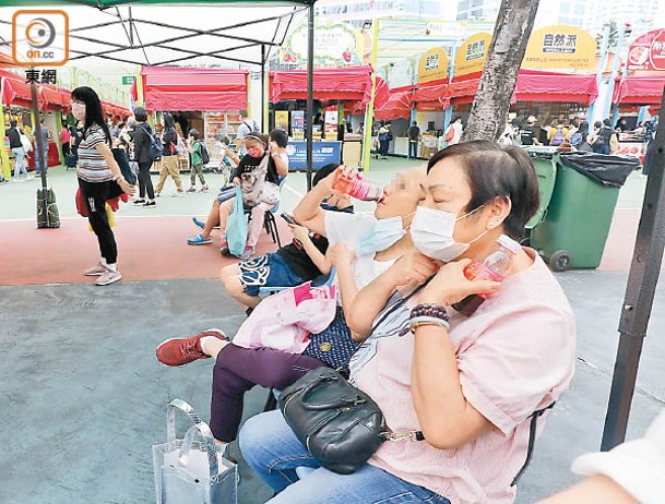 場內有市民犯禁，除口罩飲食。