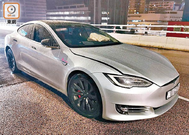 肇事Tesla電動車車頭蓋撞至翹起，司機報稱受傷送院。（沈厚錚攝）