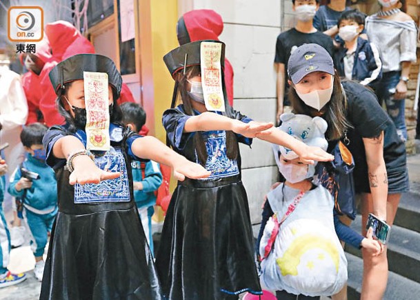 有小朋友扮成中國殭屍造型，十分可愛。
