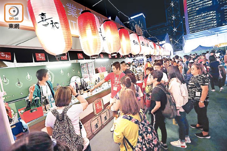 旅發局與酒店合作推出美酒佳餚住宿計劃，圖為往年香港美酒佳餚巡禮情況。