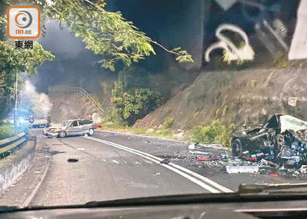 新娘潭路發生恐怖車禍，有私家車翻轉冒煙。