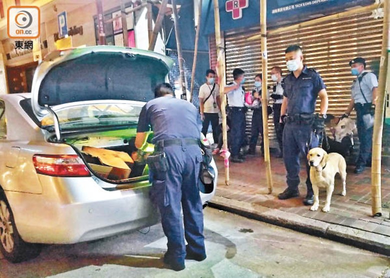尖沙咀：警員拘捕疑犯，並帶同緝毒犬到場搜證。（胡德威攝）