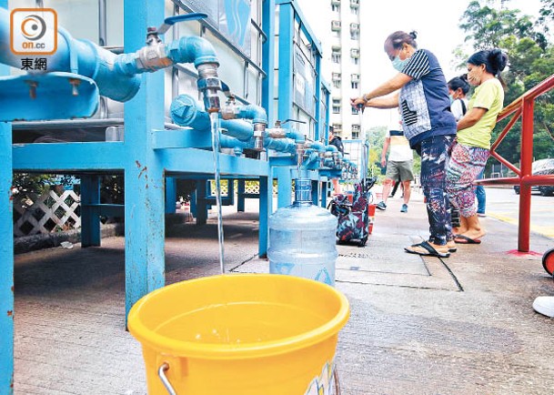 大量青華苑居民日前攜水桶等器皿到水車取水。