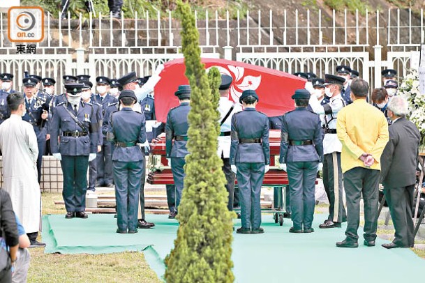 靈柩送抵浩園，並蓋上特區區旗。（胡家豪攝）