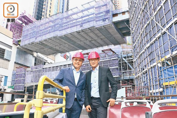 何冠豪（左）指興建兩橋難度甚高；右為新鴻基地產項目經理丘俊生。（吳文聰攝）