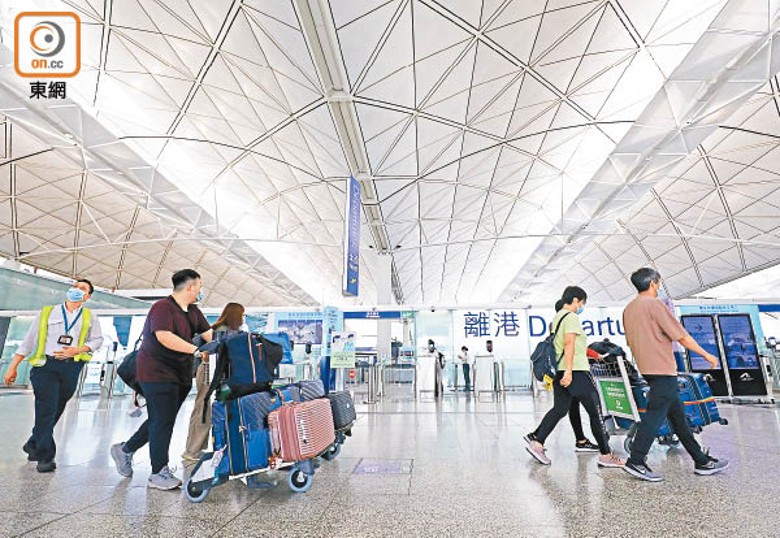 港府正考慮在香港機場妥善分隔內地及來自高風險地區的訪港旅客。