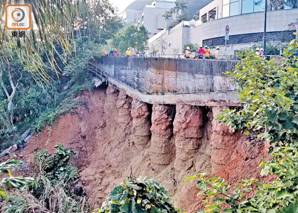 山頂道爆水管致山泥傾瀉，露出支撐道路的石屎躉。（郭垂垂攝）