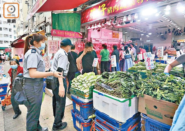 食環署人員到場視察肉檔環境，有街坊嘲職員「隻眼開隻眼閉」。