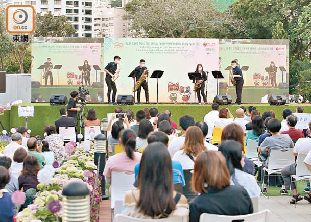 黃昏音樂會邀請多名樂手及歌手演出。（袁志豪攝）