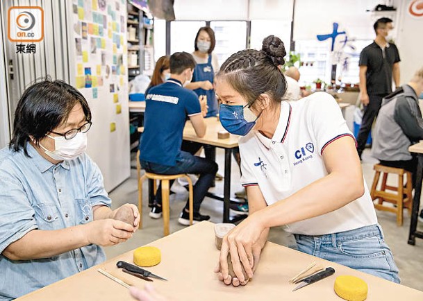 江旻憓（右）與社福機構的服務對象一同製作陶瓷。