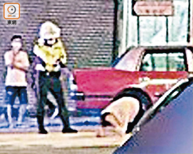 警員（左二）拔出警棍，男司機跪地就擒。