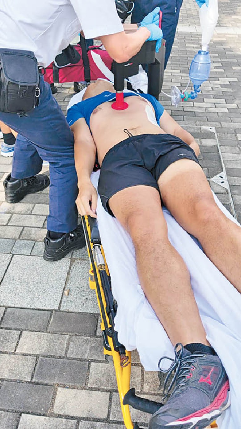 救護員為昏迷休班男警急救。