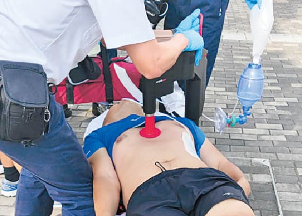 救護員為昏迷休班男警急救。