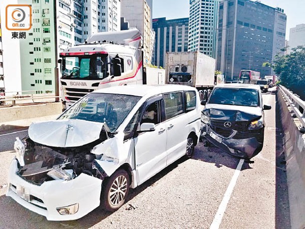 荃灣：七人車頭尾毀爛。（蘇偉明攝）