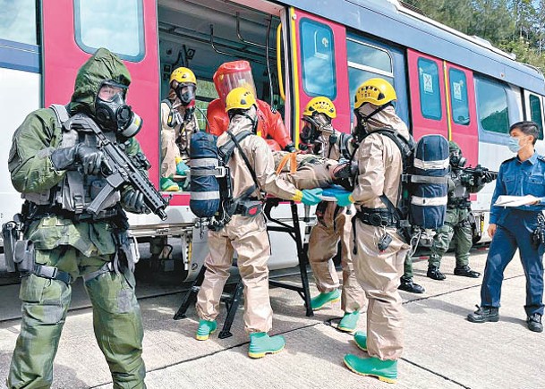 演習模擬有人在鐵路站內發動化生輻核恐怖襲擊，人員從車廂救出傷者。