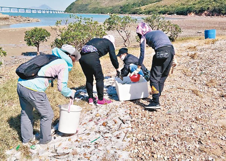環境保護署海岸先鋒執行清理工作。