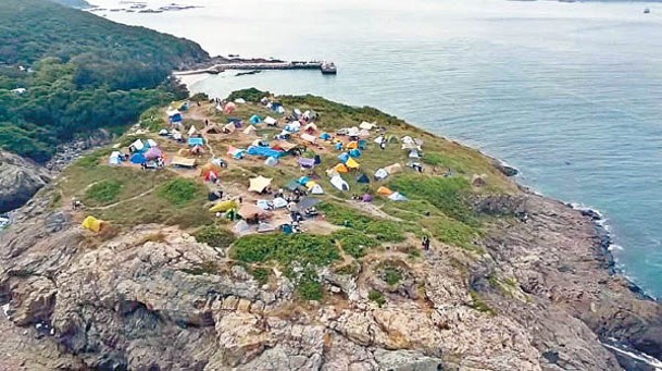 非官方營地的東龍洲大草原，每逢周末都帳篷滿地，反映市民露營需求殷切。