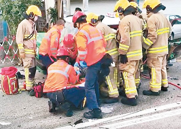 消防及救護員合力拯救的哥。