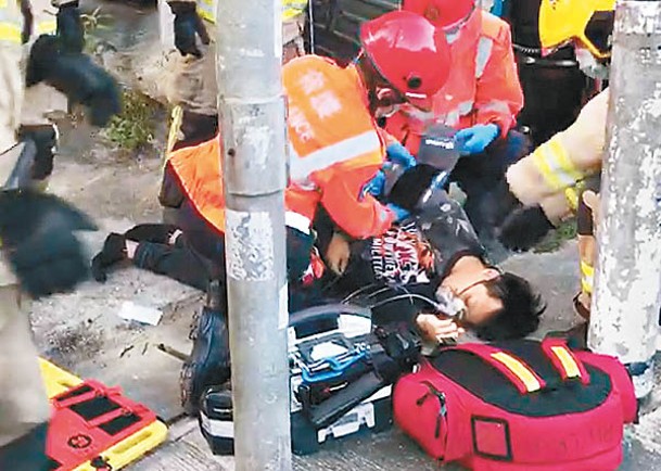 七人車司機戴上氧氣罩送院。