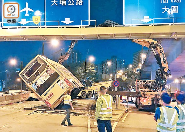 兩輛吊臂車到場將巴士移正。