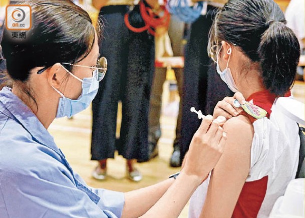 港府宣布12至17歲的青少年由下月初起可預約打科興疫苗。