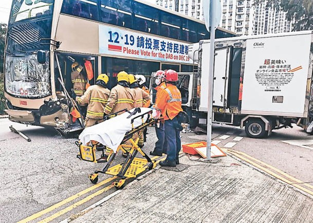 屯 門：意外涉及巴士及輕型貨車。
