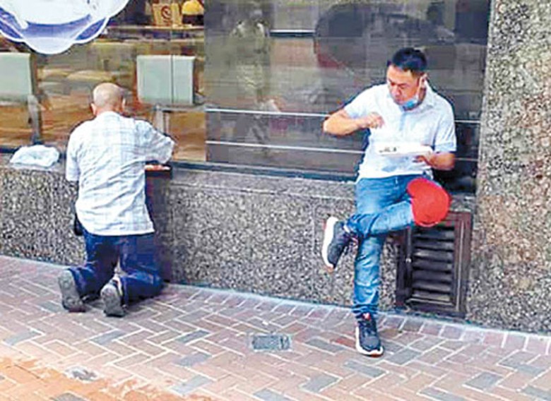 政府去年禁止食肆全日堂食，有市民被迫在街頭跪地開餐。