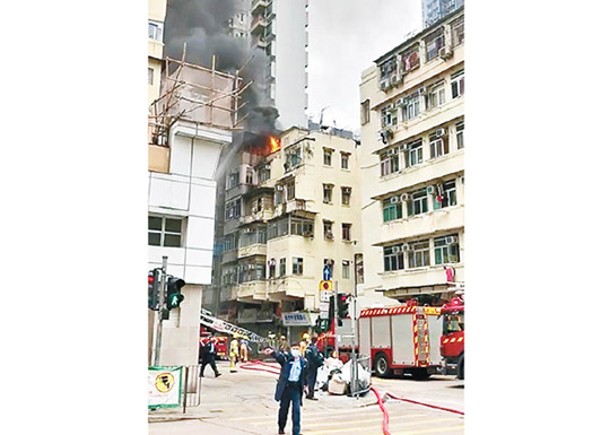 醫局街一唐樓單位發生火警，冒出大量濃煙。