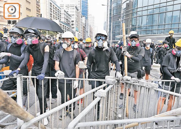 前年黑暴事件後，大批參加街頭動亂甚至有案在身的青年避走台灣。