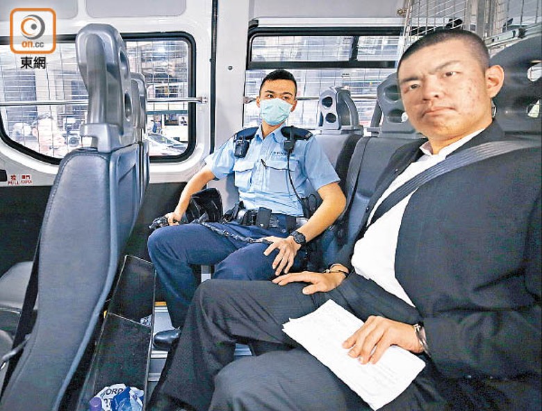 賴雲龍（右）在庭上「向14億中國人道歉」。