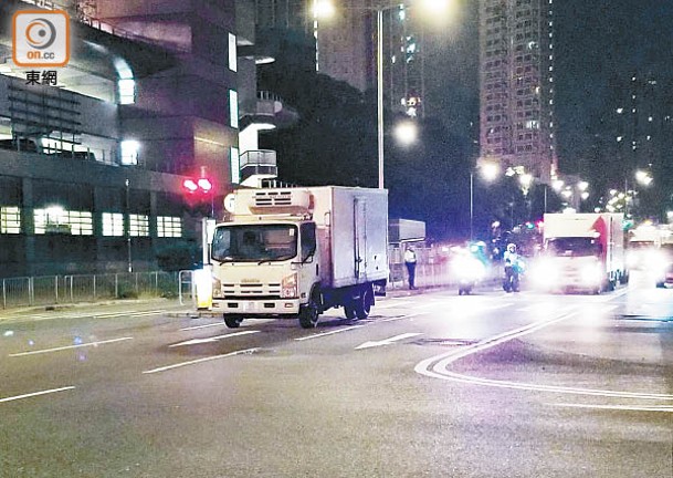 油塘：貨車在行人輔助線撞倒女子。（胡德威攝）