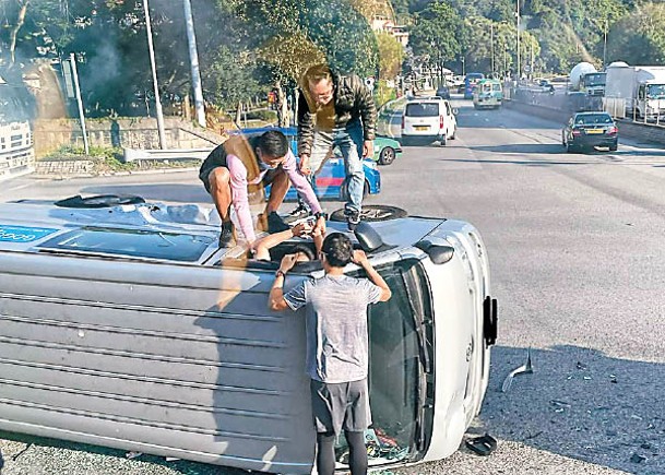 大埔：熱心市民協助拯救被困客貨車司機。