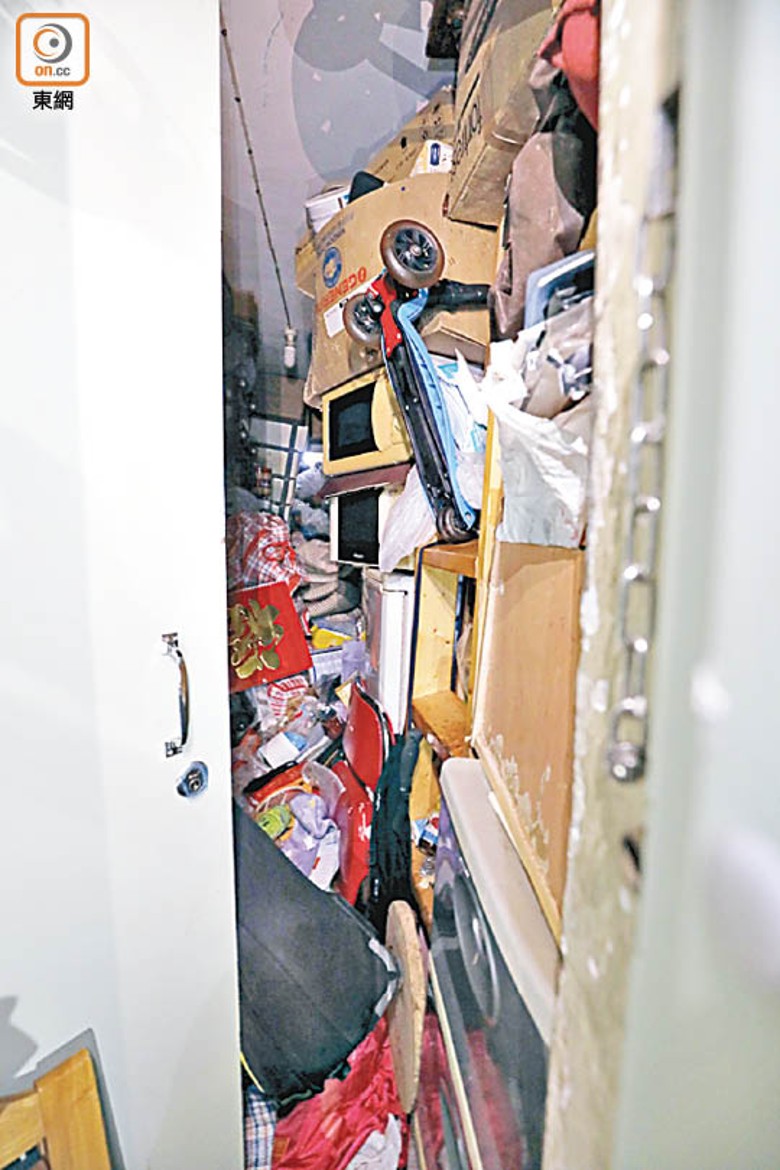 將軍澳景林邨景桃樓一個中層單位家中堆滿垃圾而滋生大量曱甴。（陳德賢攝）
