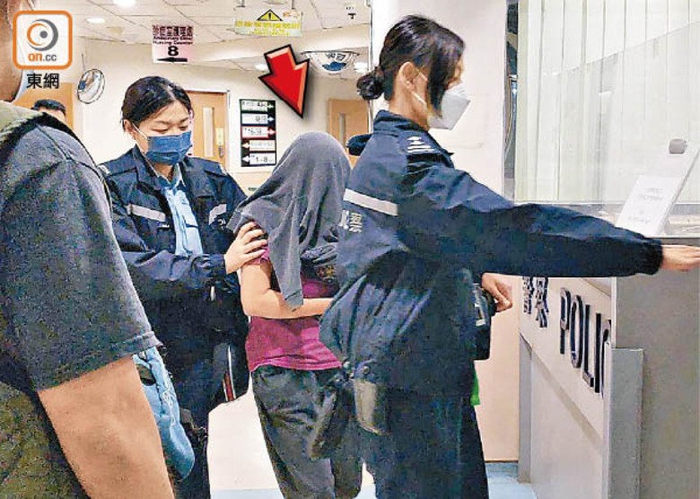 警方將涉事女乘客（箭嘴示）帶到警崗助查。