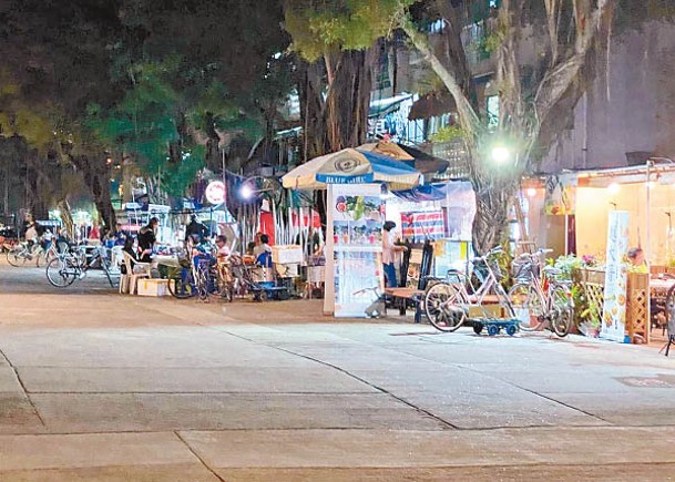有長洲居民透露中興新街對開一帶士多及食肆利用公共行人路作燒烤場。
