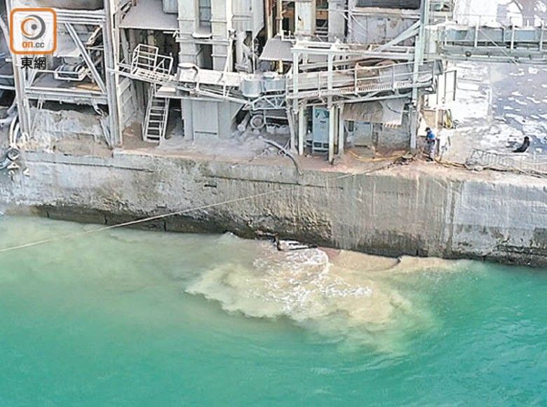混凝土廠早前被揭發在海上傾倒沙泥，污染海水。