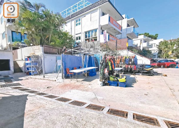 黃子洋經營的水上活動店雖已拆卸，惟仍涉佔用官地擺放大量水上活動用品。